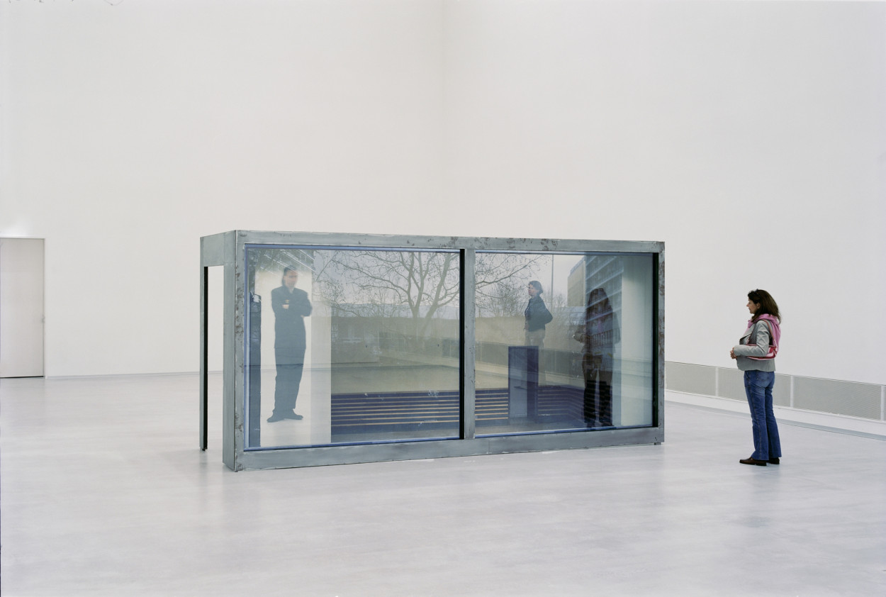 Raum mit gro&szlig;em Fenster